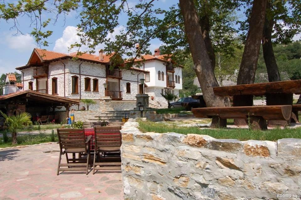 Парк - Хотел Макензен Melnik  Exterior photo